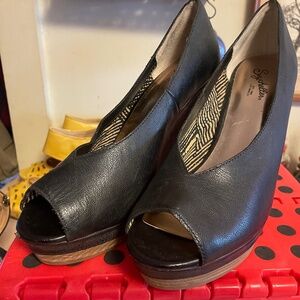 Seychelles Size 9.5M black leather platform wedge